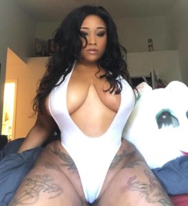 Grosse femme noire tatouée