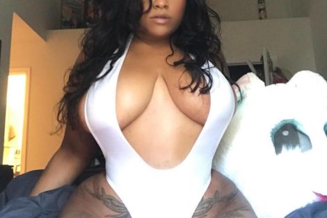 Grosse femme noire tatouée
