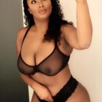 Jeune femme black en lingerie sexy noire transperente