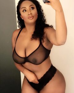 Jeune femme black en lingerie sexy noire transperente