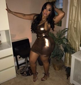 Femme arabe en robe de soirée