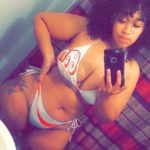 Belle black se prend en photo selfie