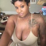 Mature black tatouée avec des gros seins
