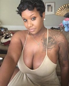 Mature black tatouée avec des gros seins