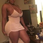Femme noire en robe de soirée