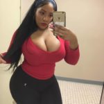 Grosse black sexy se prends en photo