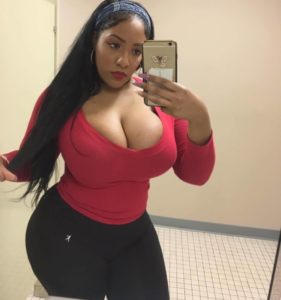 Grosse black sexy se prends en photo