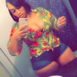 Jeune métisse en mini short et gros seins