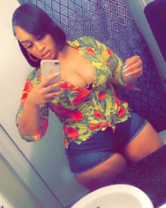 Jeune métisse en mini short et gros seins