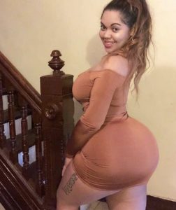 Photo de jeune femme métisse en robe