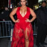 Mature black en robe de soirée rouge