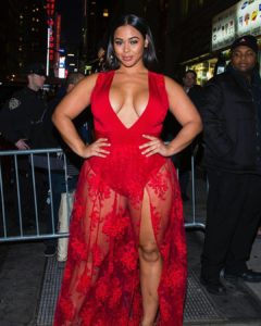 Mature black en robe de soirée rouge