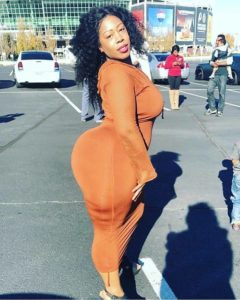 Grosse black au gros cul