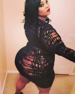 Black coquine en robe noire dentelle