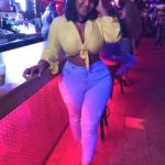 Jeune femme en nightclub avec gros seins