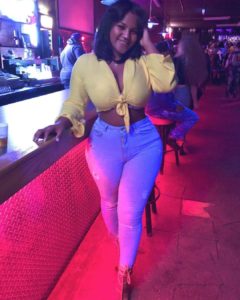 Jeune femme en nightclub avec gros seins