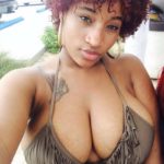 Belle black rousse et tatouée avec gros seins