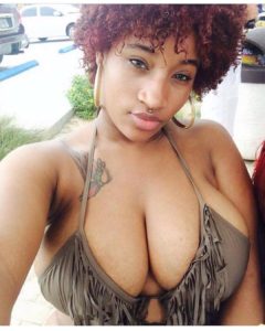 Belle black rousse et tatouée avec gros seins