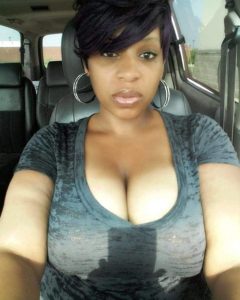 black chaude en décolleté