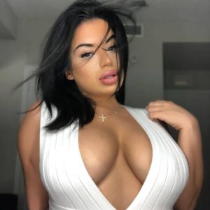 Magnifique black brune chaude en robe blanche et gros seins