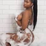 Photo de femme noire sexy dans son bain