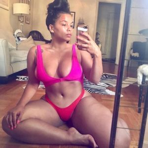 Maman black sexy en maillot de bain rose se prends en photo