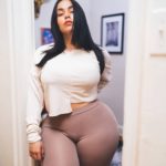 Jeune femme métisse sexy