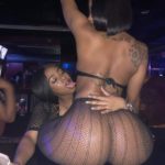 Duo de femmes black excités en boite de nuit