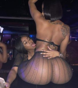 Duo de femmes black excités en boite de nuit