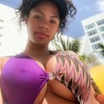 Selfie de belle femme black avec gros seins