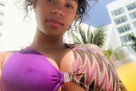Selfie de belle femme black avec gros seins