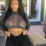Femme black avec décolleté noir transparent