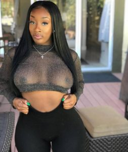 Femme black avec décolleté noir transparent