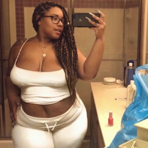 Gros ronde noire en blanc se prend en photo