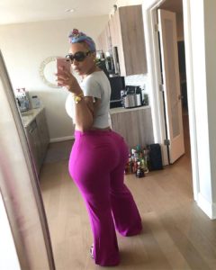 Black coquine avec grosses fesses